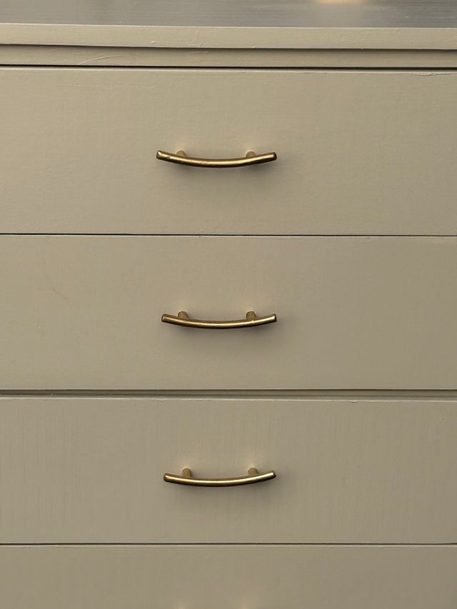 Cómoda beige con detalles dorados