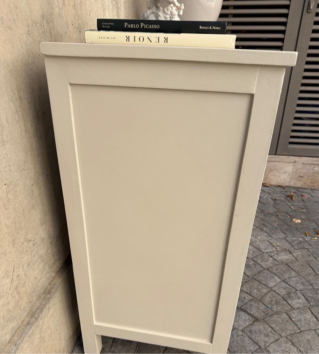 Cómoda beige con detalles dorados