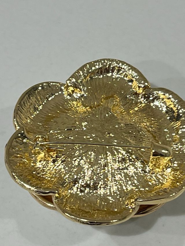 Broche flor Camelia Blanco y Dorado