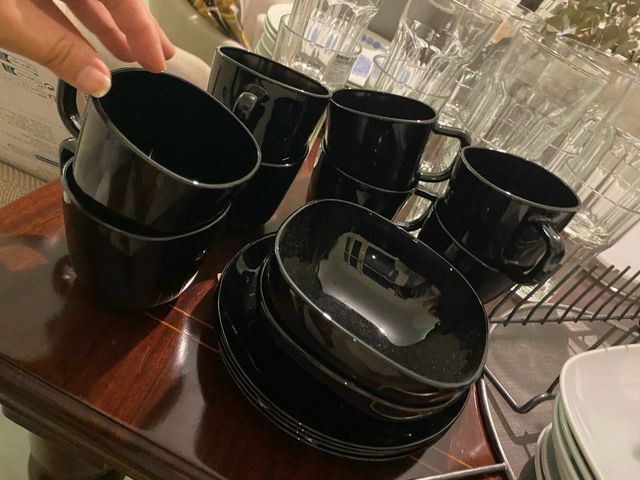 Juego de tazas y platos negros