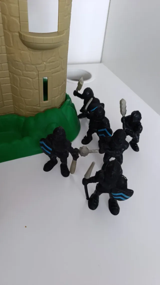 Castello di Fisher-Price con figure e cannoni