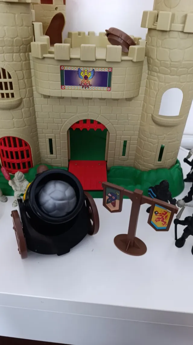 Castello di Fisher-Price con figure e cannoni