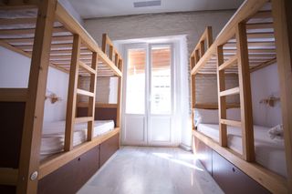 Dos literas de madera de pino artesanales