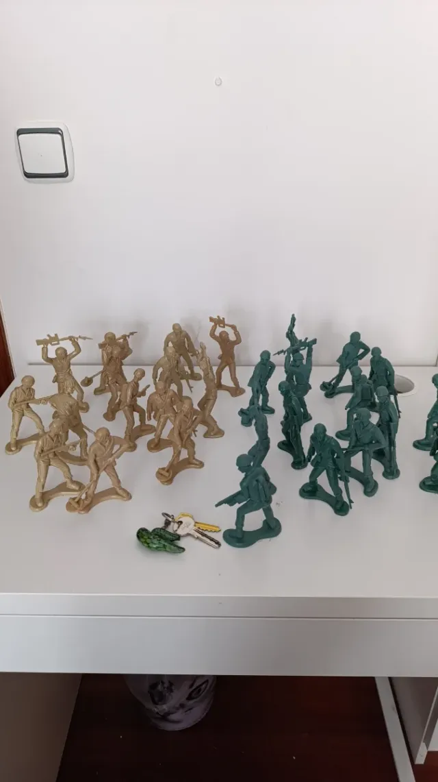 Set di 28 soldatini giocattolo