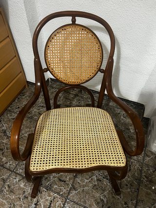 Mecedora antigua con la rejilla nueva