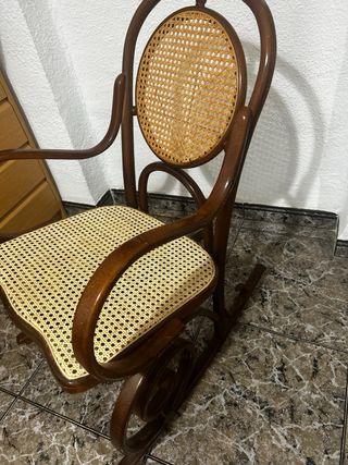 Mecedora antigua con la rejilla nueva