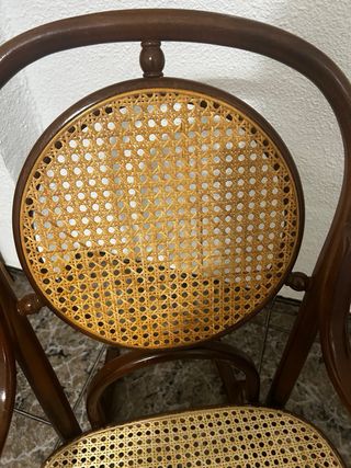 Mecedora antigua con la rejilla nueva