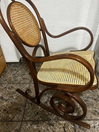 Mecedora antigua con la rejilla nueva