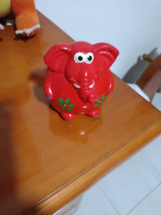 Hucha elefante roja con flores