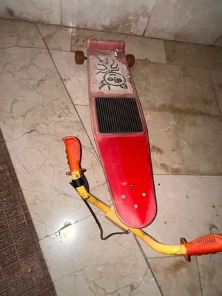 Monopatín Rojo con Manillar Amarillo