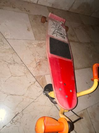 Monopatín Rojo con Manillar Amarillo