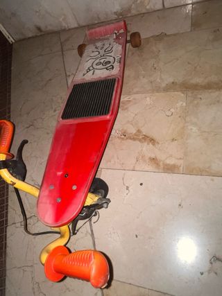 Monopatín Rojo con Manillar Amarillo