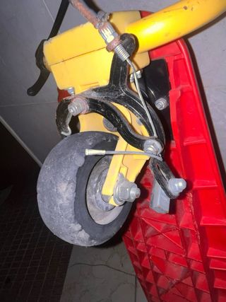 Monopatín Rojo con Manillar Amarillo