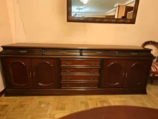 Se regala aparador de salón de madera.
