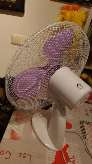Ventilador de mesa morado y blanco