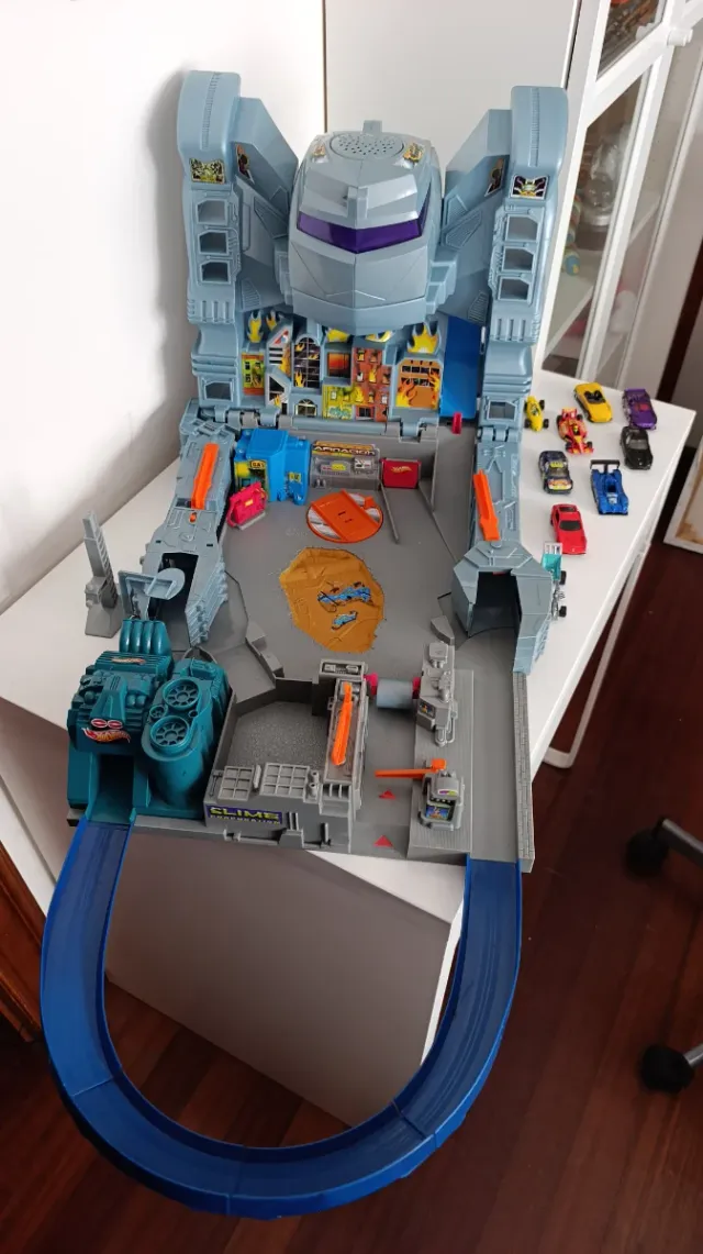 Hot Wheels Cyborg City Track