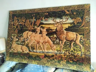 Tapiz de tela con ciervos y paisaje