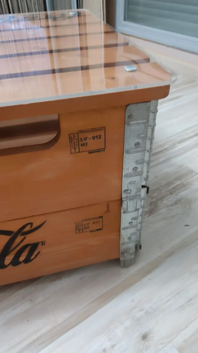 Mesa baja Coca Cola madera y metacrilato