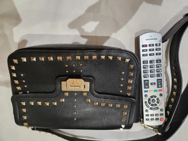 Bolso piel negro tachuelas doradas