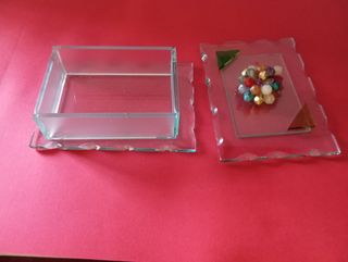 Joyero de cristal con piedras de colores