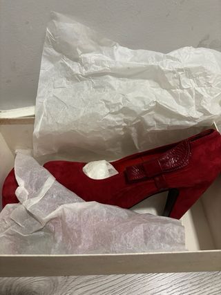 Zapatos de tacón rojos con lazo
