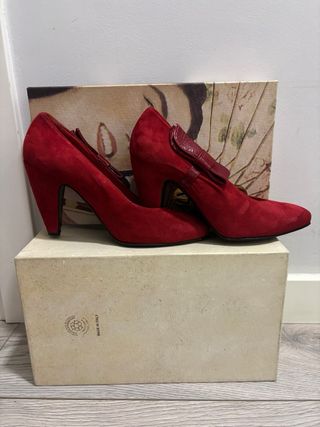 Zapatos de tacón rojos con lazo