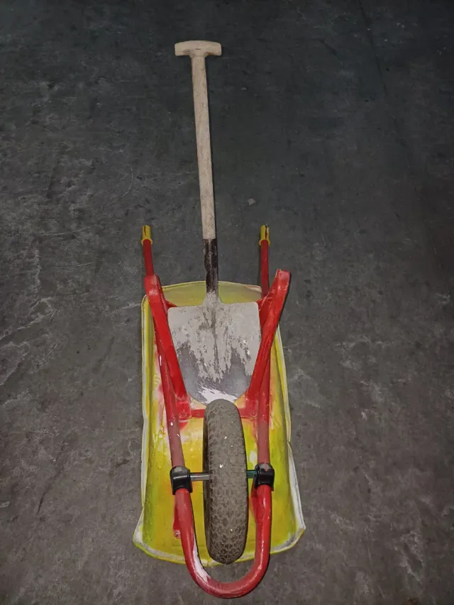 Carretilla de obra amarilla y roja