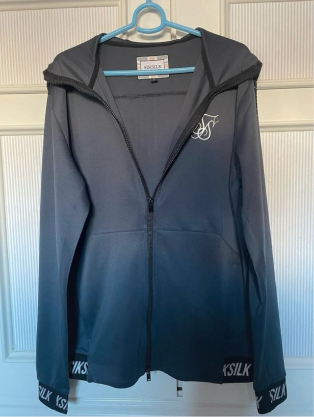 Sudadera SikSilk con capucha y bolsillos