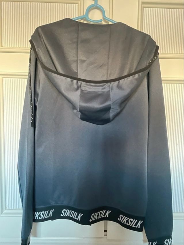 Sudadera SikSilk con capucha y bolsillos