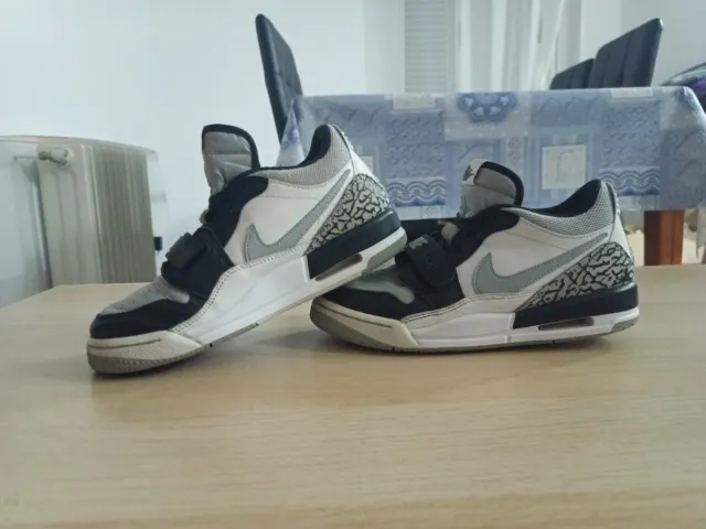 Nike Air Jordan Zapatillas Grises y Blancas