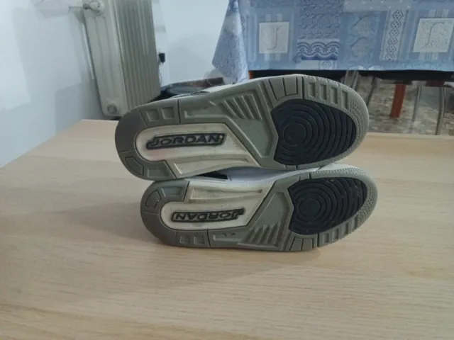 Nike Air Jordan Zapatillas Grises y Blancas