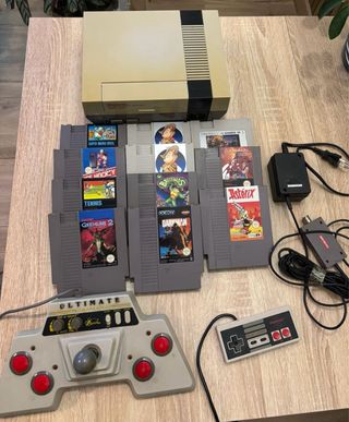 Consola Nintendo NES con juegos y mando