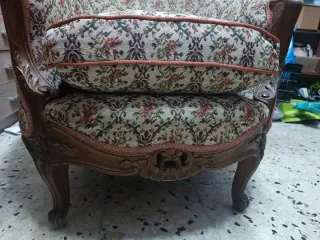 Tresillo de tela con detalles de madera