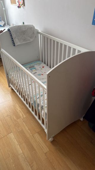 Cuna de bebé blanca con ruedas