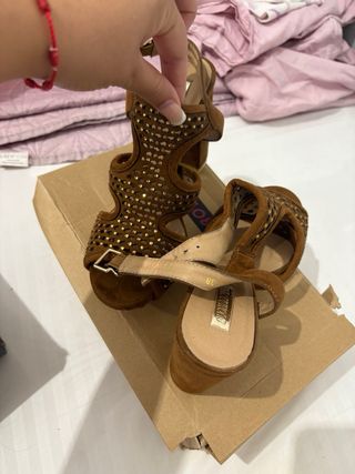 Tacones marrones con tiras y tachuelas