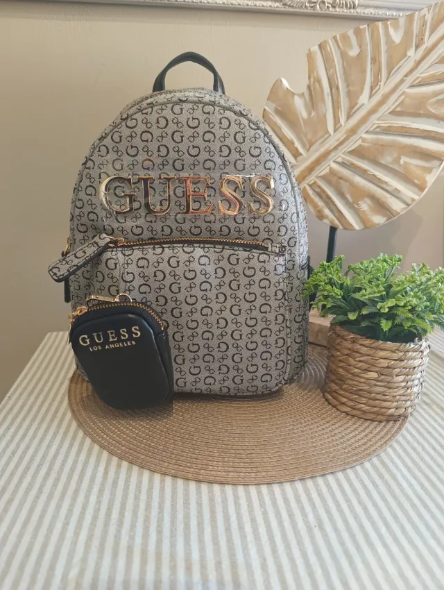 Mochila Guess Gris y Dorada