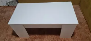 Mesa de salón blanca de madera