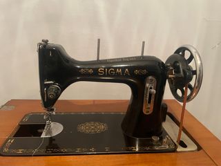 Máquina de coser Sigma antigua con mueble