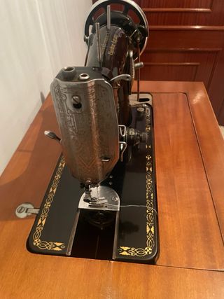 Máquina de coser Sigma antigua con mueble