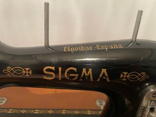 Máquina de coser Sigma antigua con mueble