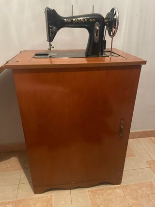 Máquina de coser Sigma antigua con mueble