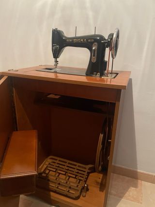 Máquina de coser Sigma antigua con mueble