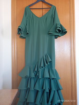 Traje de flamenca verde con mantón