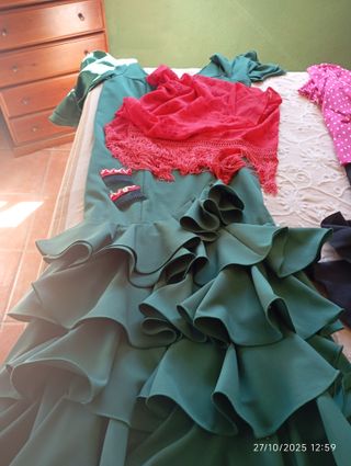 Traje de flamenca verde con mantón