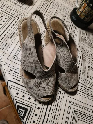 Sandalias cuña beige y grises