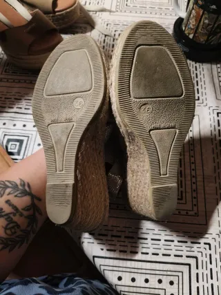 Sandalias cuña beige y grises