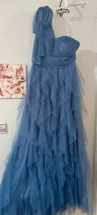 Vestido de fiesta azul con volantes