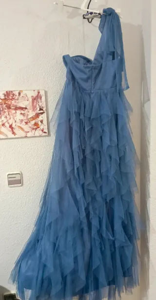 Vestido de fiesta azul con volantes