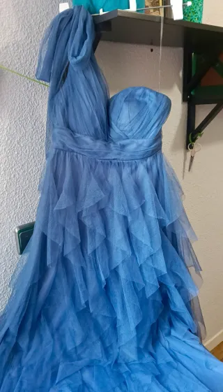 Vestido de fiesta azul con volantes