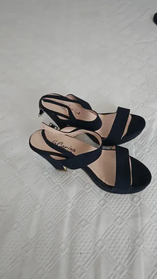 Sandalias de cuña negras Carina